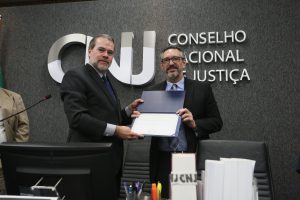 Read more about the article Luciano Frota é homenageado pela dedicação ao CNJ