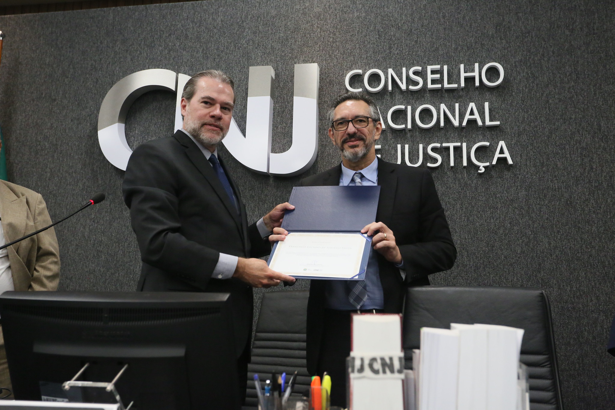 Você está visualizando atualmente Luciano Frota é homenageado pela dedicação ao CNJ