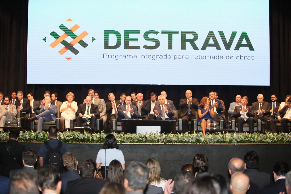 Foto do palco com todos os participantes de órgãos públicos no lançamento do Destrava em Goiânia,. em 17 de fevereiro de 2020.