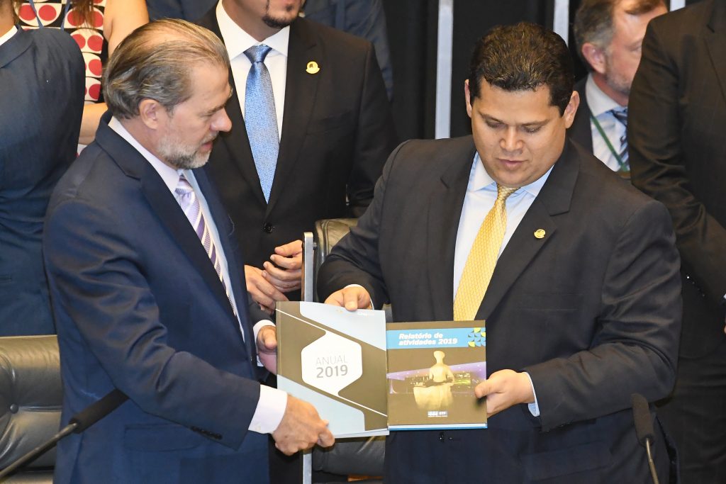 Ministro Dias Toffoli entrega Relatório Anual 2019 do CNJ ao presidente do Senado Davi Acolumbre, durante a sessão especial de abertura do ano legislativo. Foto de Carlos Moura/SCO/STF