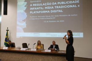 Read more about the article Regulamentação da publicidade infantil é tema de debate