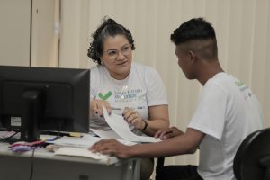 Foto de jovem aprendiz atuando no TJAM