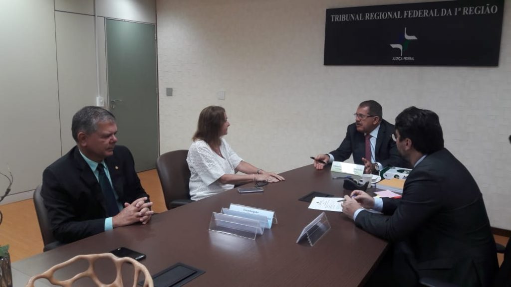 Foto do Corregedor Nacional de Justiça atendendo pessoas durante inspeção no TRF1