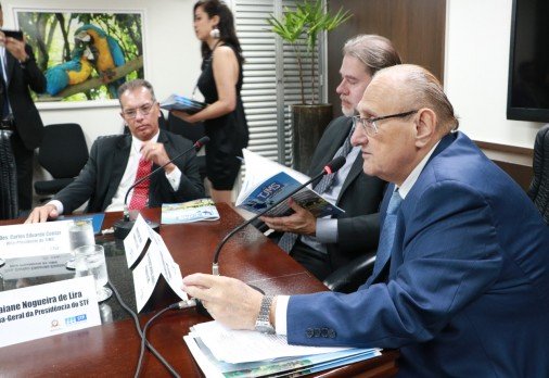 Foto de reunião no TJMS em que o ministro Dias Toffoli conheceu o relatório