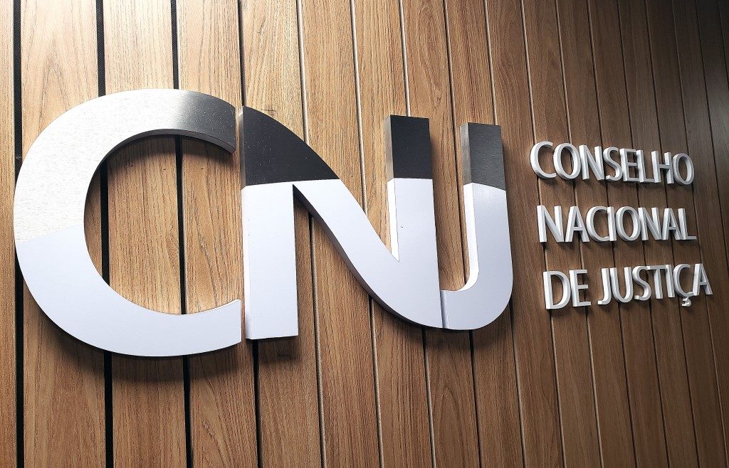 Foto da logomarca na sede do CNJ