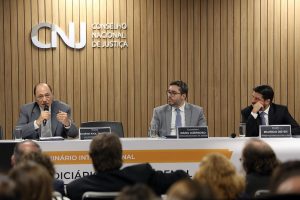 Foto da mesa de debates durante a conferência de Raul Zaffaroni