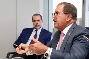 Foto do ministro Dias Toffoli e ministro Humberto Martins durante reunião