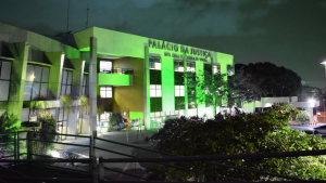 Foto da fachada da sede do TJMT ilumniada de verde em homenagem aos profissionais da saúde que atuam na pandemia do novo coronavírus (Covid-19)