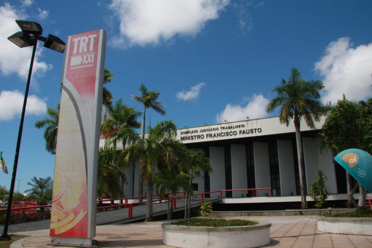 Foto da fachada da sede do Tribunal Regional do Trabalho da 21ª Região (TRT21), em Natal (RN)