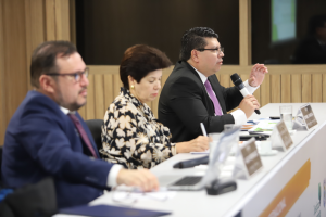 Foto de mesa do seminário internacional com o advogado costarriquenho Alex Rodriguez (em primeiro plano), conselheira Ivana Farina, do CNJ (ao centro), e advogado de El Salvador Rommel Sandoval