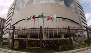 Foto da fachada da sede do Tribunal Regional Federal da 4ª Região (TRF4), em Porto Alegre (RS)