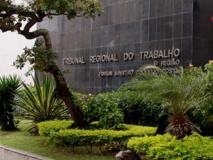 Foto de detalhe da fachada da sede do Tribunal Regional do Trabalho da 5ª Região (TRT5), em Salvador (BA).