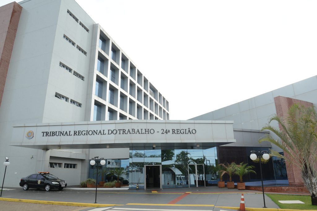 Foto da fachada da sede do Tribunal Regional do Trabalho da 24ª Região (TRT24)