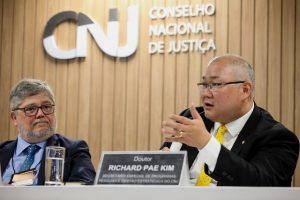 Desembargador Reinaldo Cintra Torres de Carvalho e Richard Pae Kim, secretário Especial de Programas, Pesquisa e Gestão Estratégica do CNJ - FOTO: Rômulo Serpa/Agência CNJ