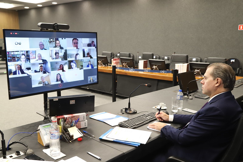 Foto da 309ª Sessão Plenária do CNJ, com a presença física do ministro Dias Toffoli no auditório e demais conselheiros participando por videoconferência