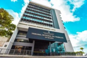 Foto da fachada da sede do Tribunal Regional do Trabalho da 19ª Região (TRT19), em Maceió (AL)