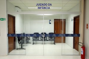 Foto mostra uma sala de espera vazia de Juizado da Infância.