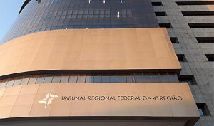 Foto da fachada da sede do Tribunal Regional Federal da 4ª Região (TRF4), em Porto Alegre (RS)