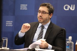 Foto do conselheiro Mário Guerreiro falando