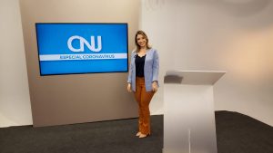 Foto da apresentadora Mariana Xavier no estúdio de gravação do programa CNJ Especial Coronavírus, realizado em parceria com a TV Justiça