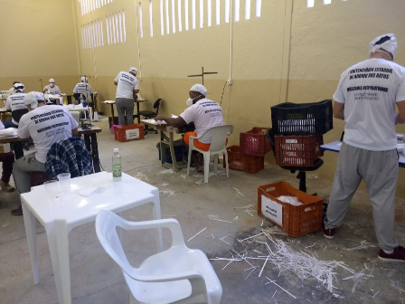 Você está visualizando atualmente Parceria viabiliza confecção de 800 máscaras de proteção por dia em penitenciária gaúcha