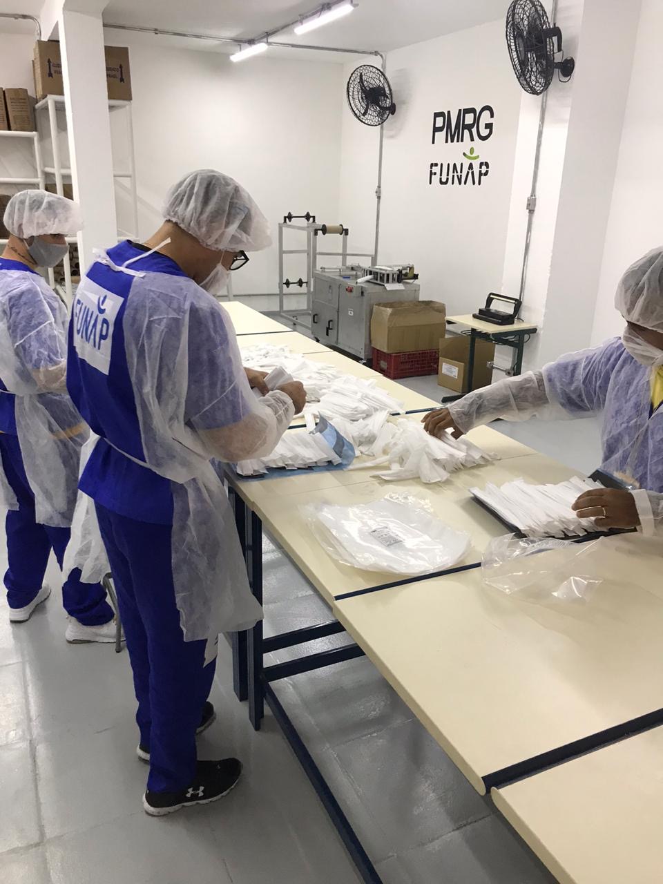 Você está visualizando atualmente Internos do Presídio Militar Romão Gomes produzem máscaras de proteção à Covid-19