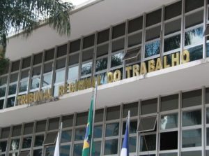 Foto da fachada da sede do Tribunal Regional do Trabalho da 10ª Região, em Brasília