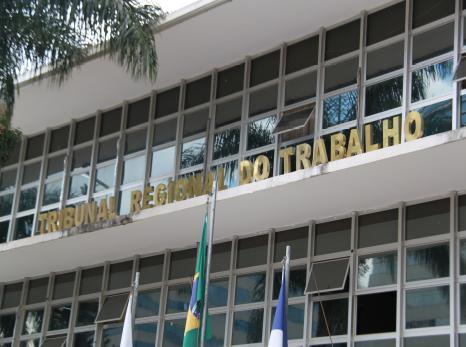 Foto da fachada da sede do Tribunal Regional do Trabalho da 10ª Região, em Brasília