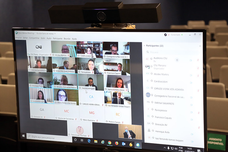 Foto de monitor de computador com todos os conselheiros, durante a 314ª Sessão Ordinária do CNJ, em 21 de julho de 2020