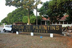 Foto da fachada da sede do Fórum de Parintins (AM)