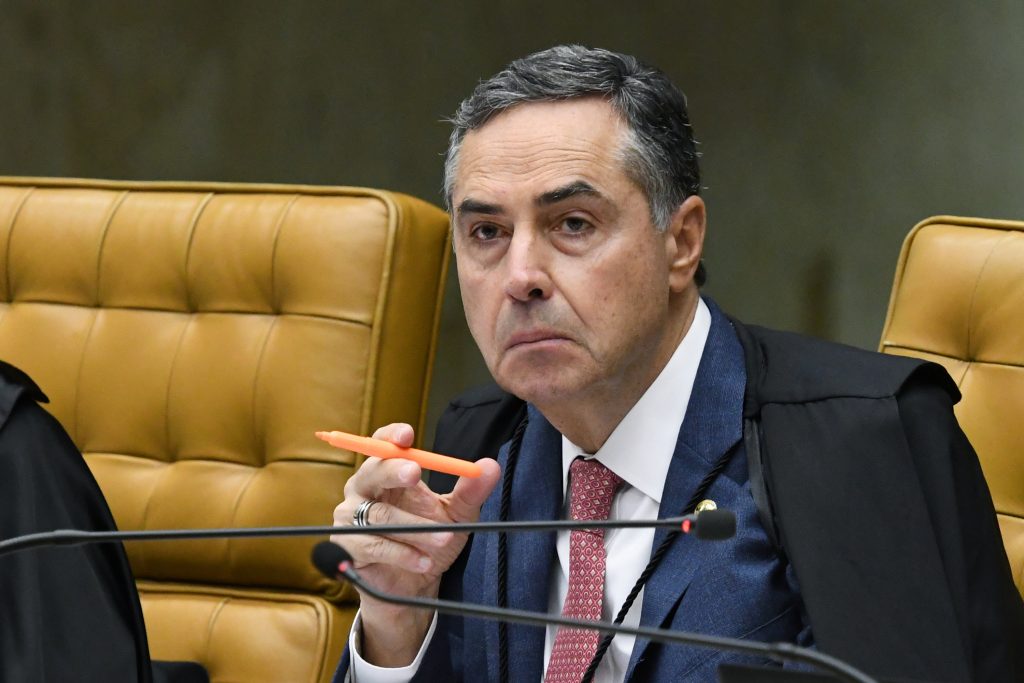 Foto do ministro Roberto Barroso durante sessão extraordinária do STF, em 4 de março de 2020