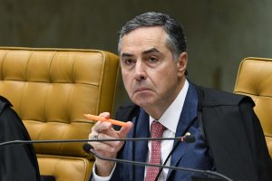 Foto do ministro Roberto Barroso durante sessão extraordinária do STF, em 4 de março de 2020