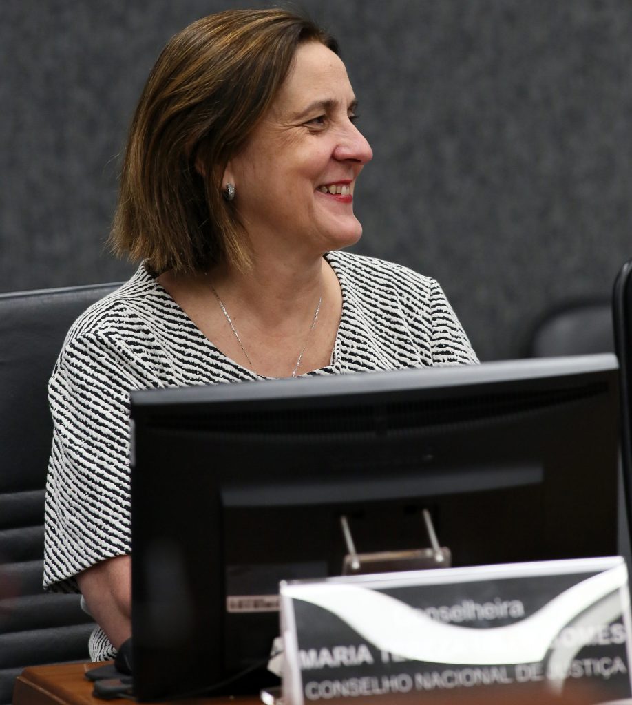 Foto da conselheira Maria Tereza Uille Gomes sorrindo, durante sessão ordinária do Plenário do CNJ, em 3 de março de 2020