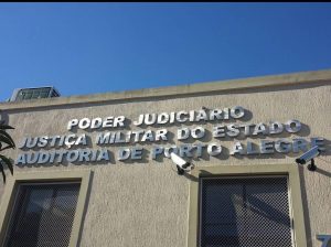 Foto da fachada da sede da auditoria militar de Porto Alegre (RS)
