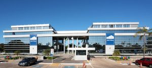 Foto da fachada da sede do Conselho Nacional de Justiça (CNJ), em Brasília, com banners comemorativos dos 15 anos