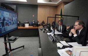 Foto da 56ª Sessão Extraordinária do CNJ, realizada em 25 de agosto de 2020, com o ministro Dias Toffoli e o corregedor Humberto Martins à direita e a tela de videoconferência com os demais conselheiros à esquerda