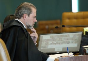 Foto do presidente do STF e do CNJ, ministro Dias Toffoli, presidindo sessão plenária por videoconferência em 5 de agosto de 2020.