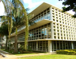 Foto de detalhe da fachada da sede do Tribunal Regional do Trabalho da 10ª Região (TRT10), em Brasília (DF)