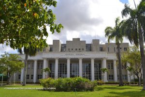 Foto da fachada da sede da Justiça Federal em Sergipe (TRF5), em Aracaju (SE)