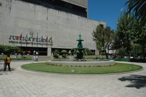 Foto da fachada da sede da Justiça Federal no Ceará (TRF5), em Fortaleza (CE)