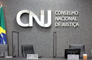 Foto do Plenário do CNJ com proteção contra o novo coronavírus, tirada em agosto de 2020.