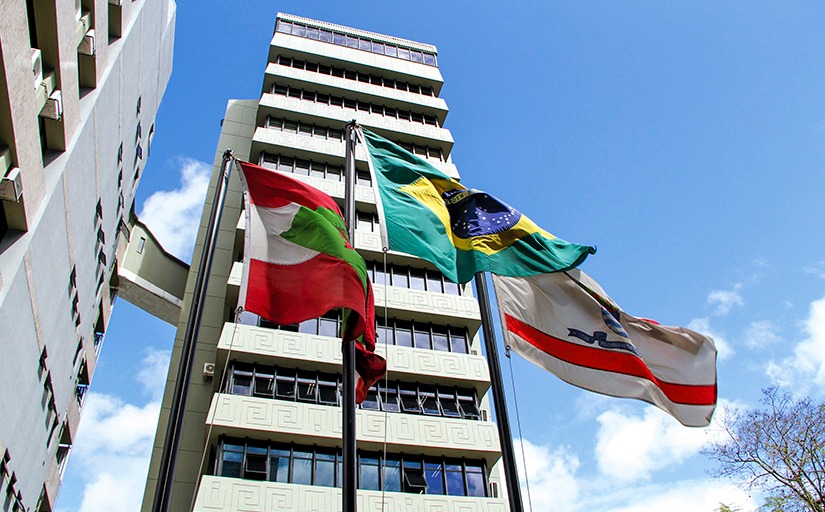 Foto da fachada da sede do Tribunal Regional do Trabalho da 12ª Região (TRT12), em Florianópolis (SC)