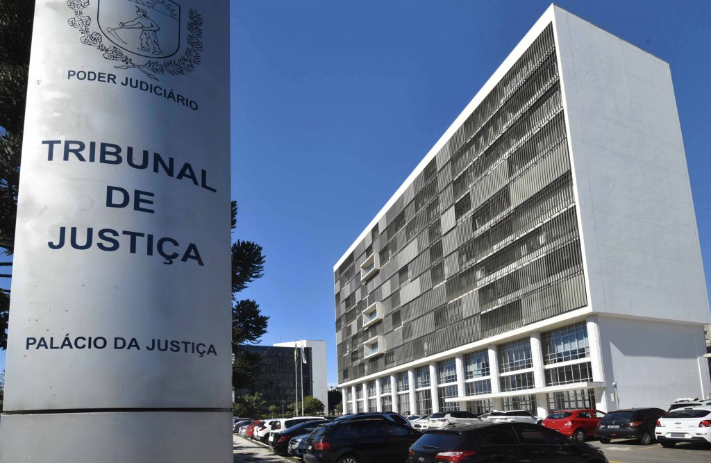 Foto da fachada da sede do Tribunal de Justiça do Paraná (TJPR), em Curitiba (PR)