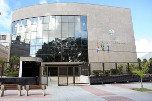 Foto da fachada da sede do Tribunal de Justiça de Alagoas (TJAL), em Maceió (AL)