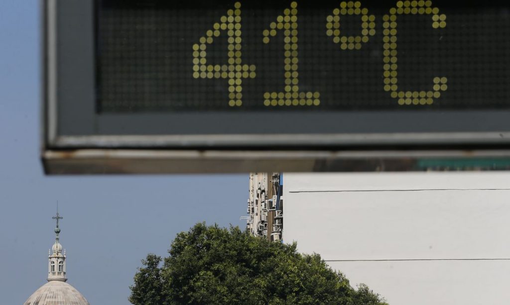 Na Avenida Presidente Vargas, com a igreja da Candelária ao fundo, termômetro registra onda de calor que atinge a cidade