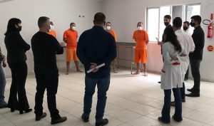 Foto de inspeção no Presídio Regional de Joinville (SC) durante a pandemia.