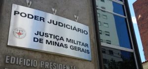 Foto de placa informativa na entrada da sede do Tribunal de Justiça Militar de Minas gerais (TJMMG), em Belo Horizonte (MG)