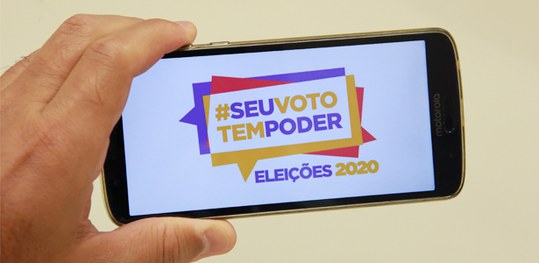 Você está visualizando atualmente É falsa a informação de que fiscais de zona eleitoral apreenderam R$ 1 milhão no RJ