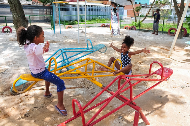 Foto de crianças brincando em uma gangorra