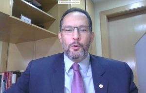 Read more about the article Prender criminoso do colarinho branco é caminho para reduzir corrupção no Brasil
